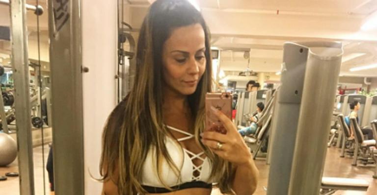 Viviane Araújo exibe barriga sequinha em foto e recebe elogios