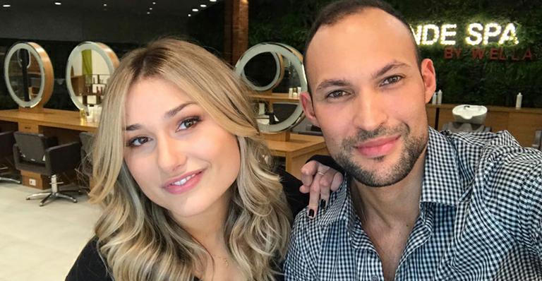 Sasha Meneghel Szafir muda o visual e fica loiríssima