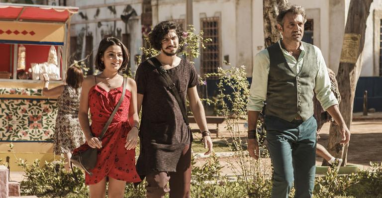 Giullia Buscacio tatua no pé homenagem a novela ‘Velho Chico’