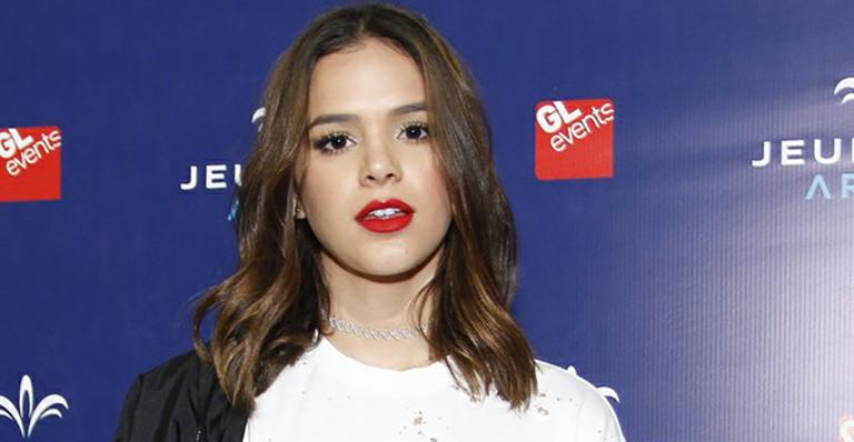 Solteira, Bruna Marquezine vai com amigas ao show da popstar Ariana Grande