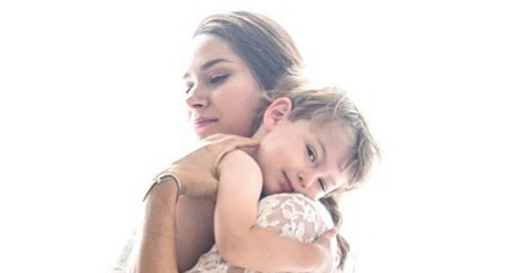 Afastada da TV, Fernanda Machado mostra o tamanhão do filho de 2 anos