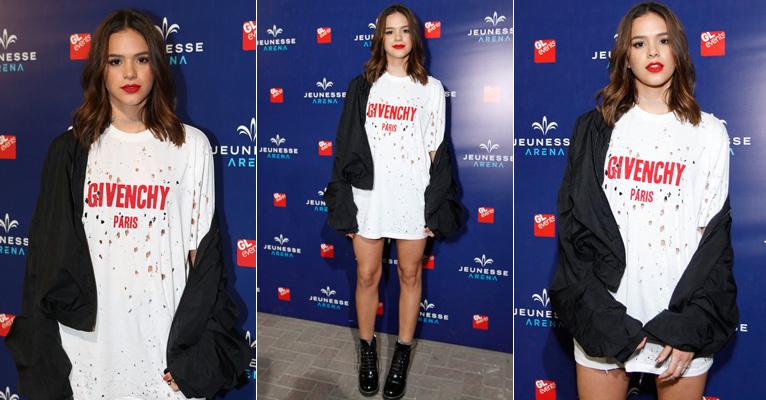 Bruna Marquezine usa camiseta rasgada de R$ 1850 em show