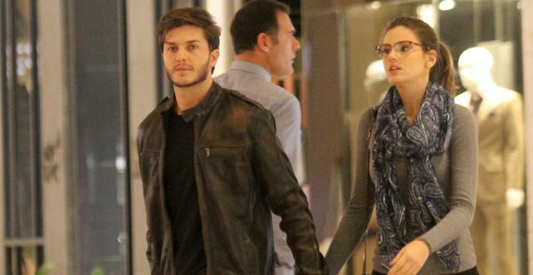 Noivos, Klebber Toledo e Camila Queiroz curtem passeio no Rio