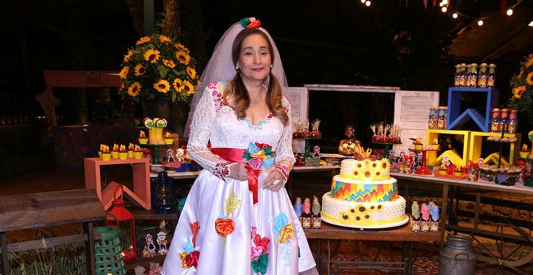 Sonia Abrão comemora seu aniversário em festa junina