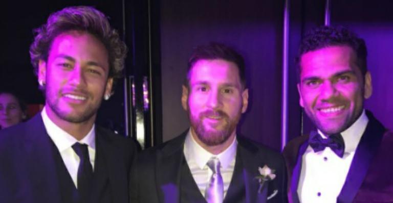 Solteiro, Neymar parabeniza Lionel Messi pelo casamento