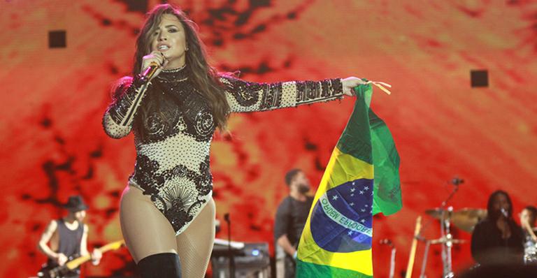 Saudando o Brasil, Demi Lovato se apresenta para multidão de fãs em Goiânia