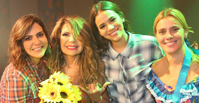 Solteira, Bruna Marquezine se empolga e rouba a cena em Festa Julina badalada