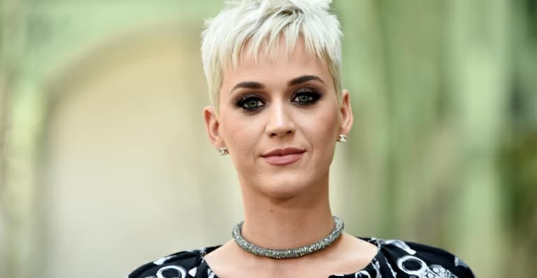 Katy Perry é processada por ex-funcionária que perdeu o dedo do pé