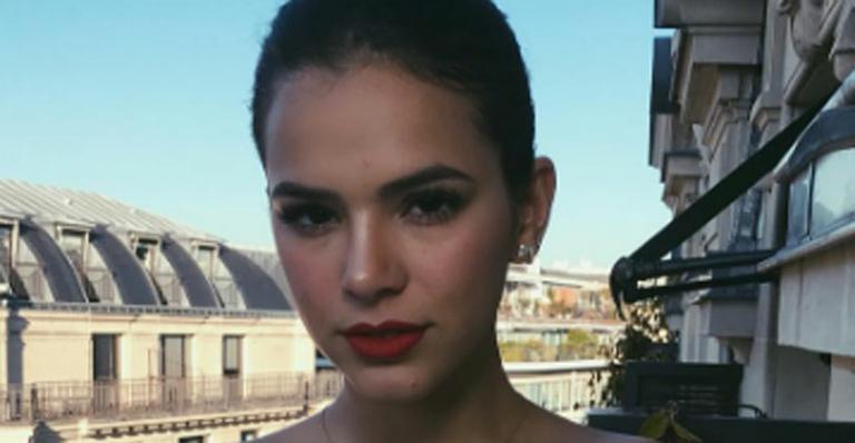 Cara de uma, focinho da outra: Bruna Marquezine publica raro clique ao lado da irmã