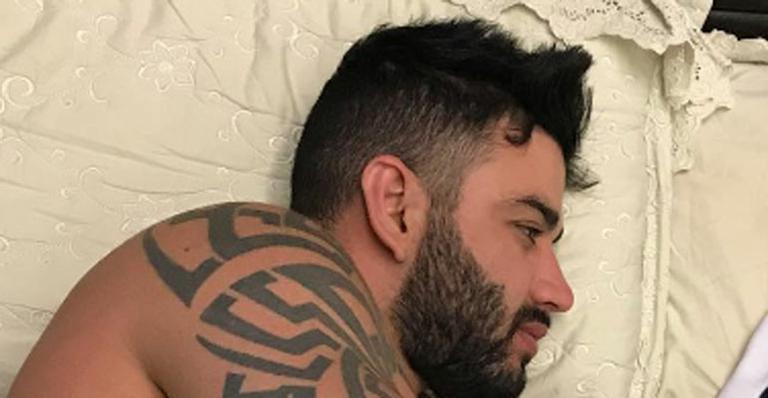 Pai de primeira viagem, Gusttavo Lima aparece admirando o filho recém-nascido