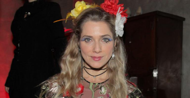Letícia Spiller faz pocket show em São Paulo