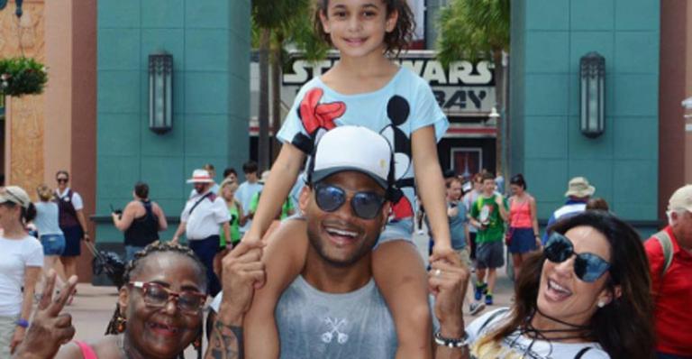 Em férias em Miami, Scheila Carvalho e Tony Salles alugam carrão avaliado em R$ 750 mil