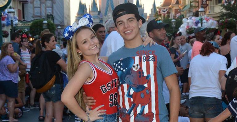 Larissa Manoela mostra fotos de seu dia na Disney
