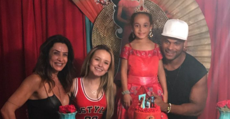 Larissa Manoela faz surpresa para filha de Scheila Carvalho em festa em Orlando