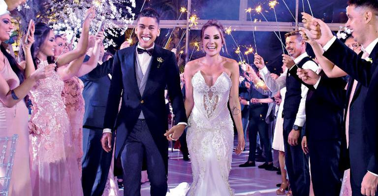 O jogador Roberto Firmino marca golaço no altar