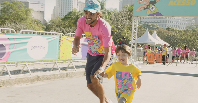 Felipe Simas e o herdeiro, Joaquim: diversão em corrida