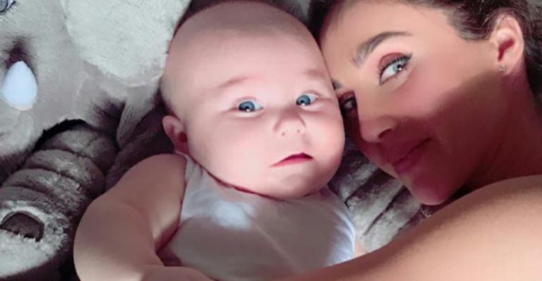 Anahí posa com o filho ‘gigante’ de 5 meses e surpreende fãs: “Parece um boneco”