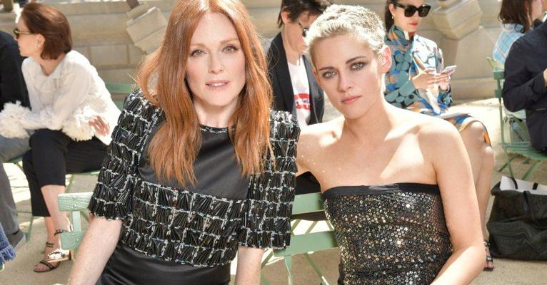 Julianne Moore e Kristen Stewart: elegância em desfile da Chanel em Paris