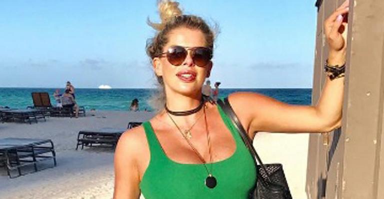 Na reta final da gestação, Karina Bacchi brinca com barrigão gigante: “O tanquinho virou melancia”