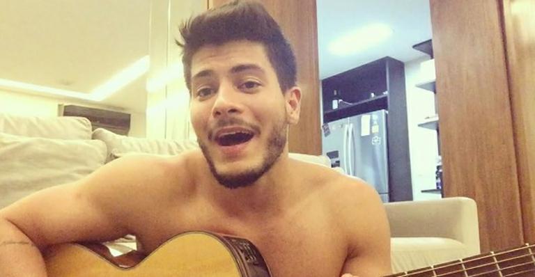 Internauta critica voz de Arthur Aguiar e cantor não perdoa: “Vai estudar pra ser alguém”