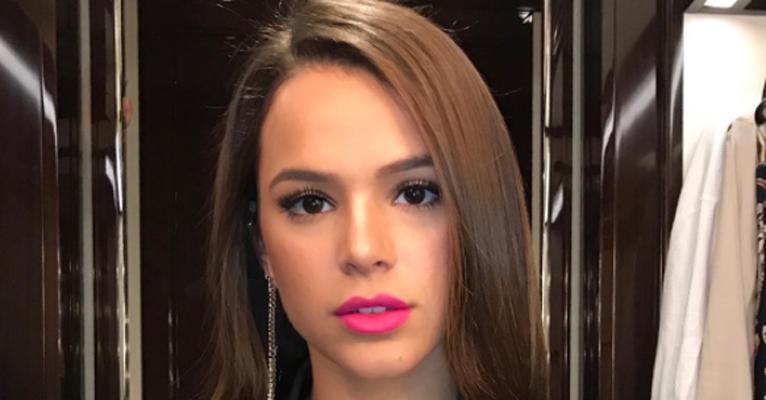 Em Paris, Bruna Marquezine posa com decote arrasador