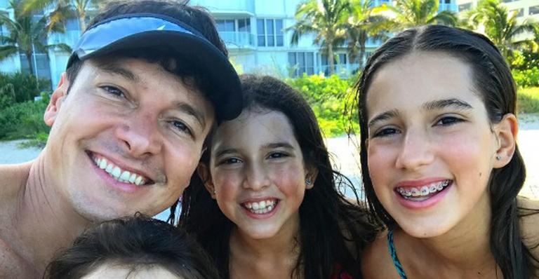 Rodrigo Faro curte férias em praia de Miami com as três filhas