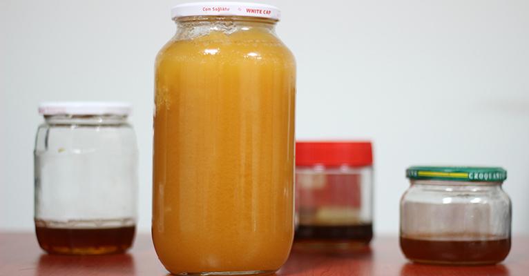 Mel como cosmético: veja os benefícios do alimento para a pele no inverno