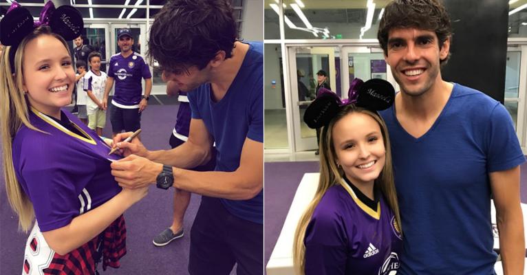 Com o namorado, Larissa Manoela conhece Kaká após assistir jogo do atleta em Orlando