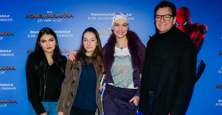 Laura Wie assiste a première de ‘Homem-Aranha’ com a família