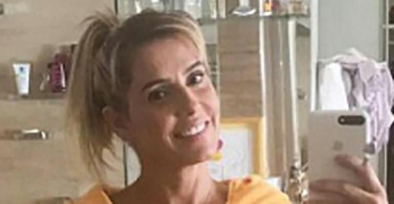 Deborah Secco “zoa” o próprio look e ironiza: “Dizem que no frio as pessoas se vestem melhor”