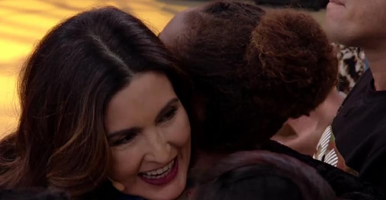 Fátima Bernardes se emociona ao rever menina que entrevistou após uma tragédia: “Preciso de fôlego para contar”