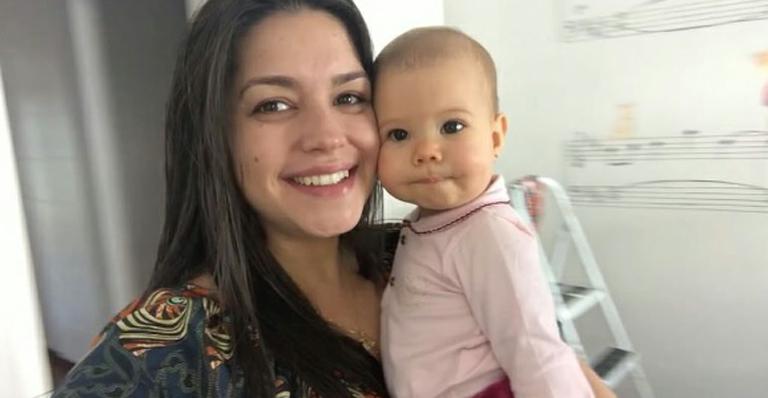 Thais Fersoza mostra a filha, Melinda, radiante ao conhecer o quarto do irmãozinho