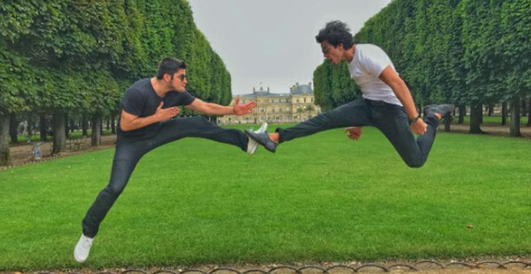 Bruno Gissoni curte viagem para Paris com o irmão, Rodrigo Simas