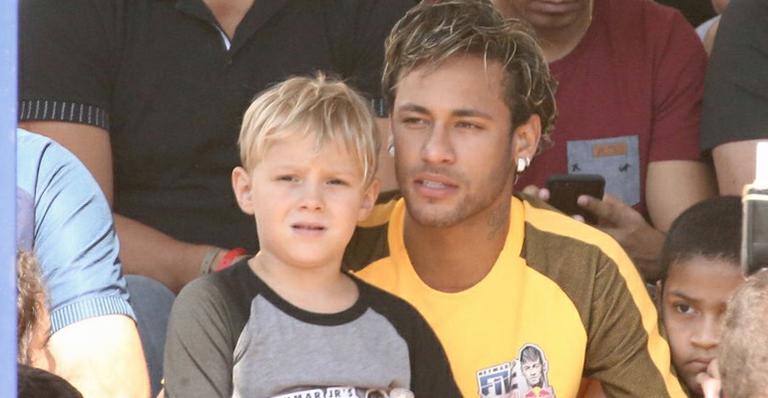 Neymar se diverte com o filho, Davi Lucca, em evento