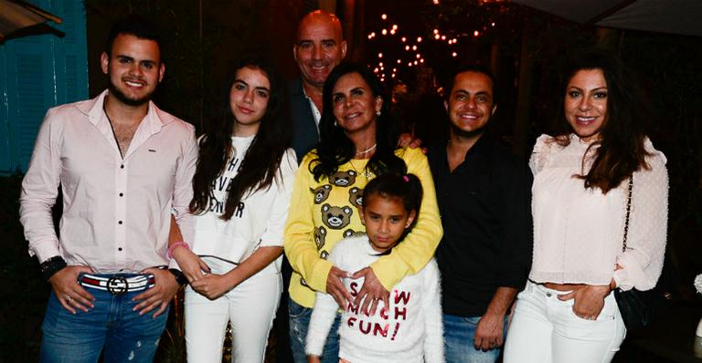 Gretchen reúne os filhos para festejar sucesso internacional