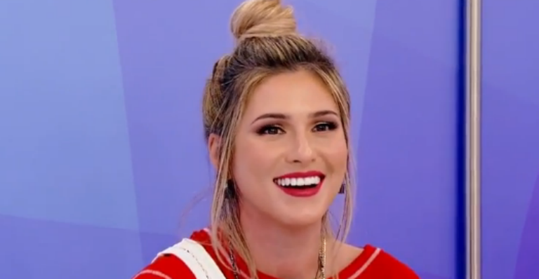 Lívia Andrade explica briga com Flor e brinca com Silvio Santos: “É a cobra rei”