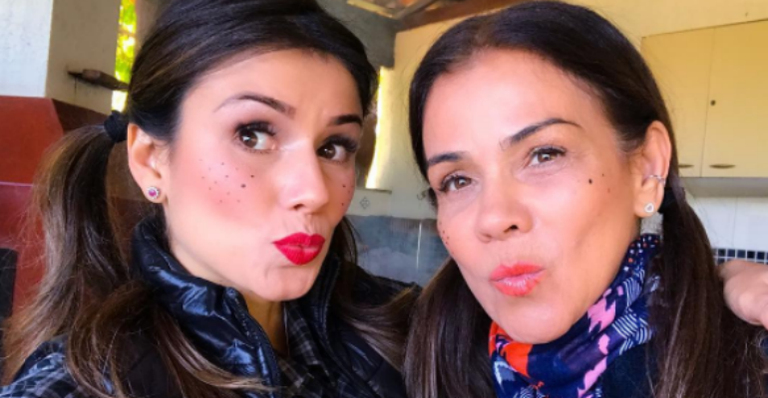 Paula Fernandes se diverte com a mãe em festa julina: “Mamãe menininha”