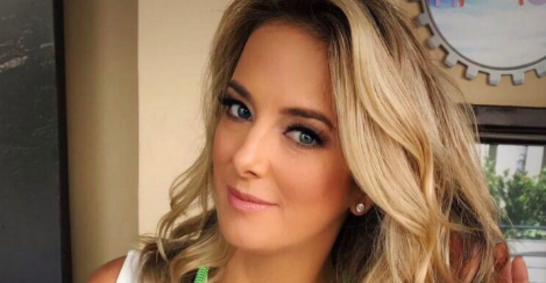 Ticiane Pinheiro exibe boa forma ao postar foto de biquíni em viagem
