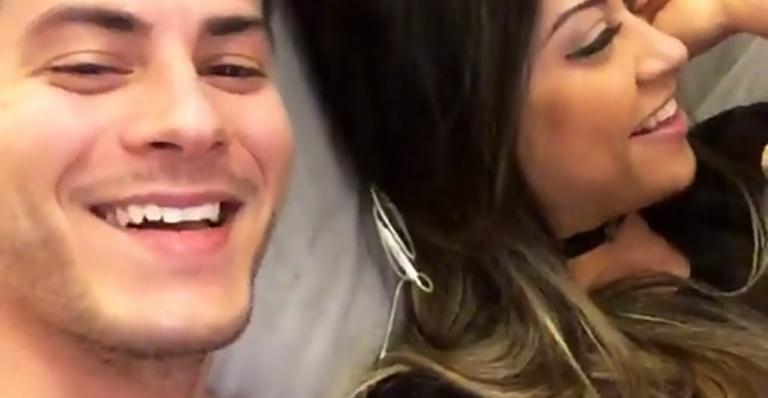 Mayra Cardi mostra Arthur Aguiar limpando a casa