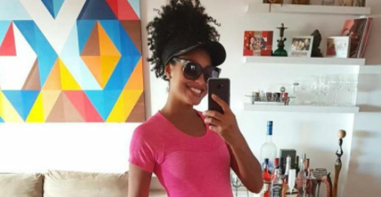 Sheron Menezzes exibe barriguinha da primeira gravidez: “Meu guri”