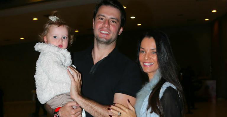 Com a família, Mônica Carvalho prestigia espetáculo infantil