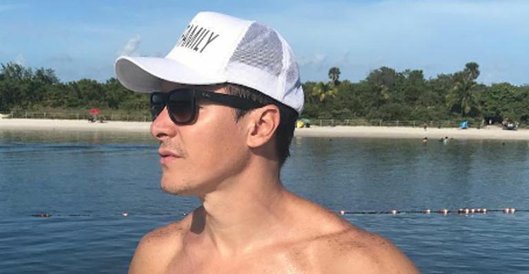 Aos 43 anos, Rodrigo Faro exibe seus gominhos em passeio de barco com a família