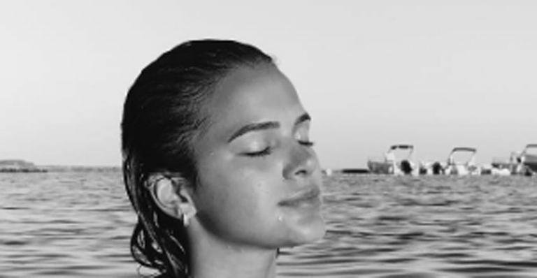Em férias, Bruna Marquezine mergulha no mar europeu e publica foto ousada