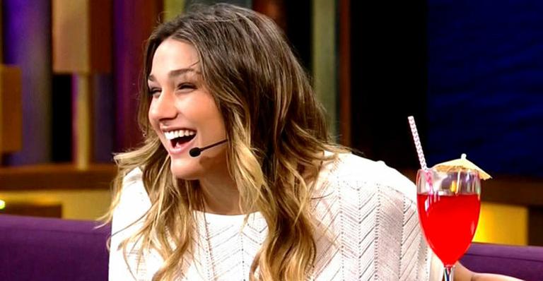 Agora loiríssima, Sasha Meneghel posa despojada e é comparada a Gisele Bündchen