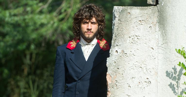 Chay Suede tira a barba de Novo Mundo e afirma: ’15 de novo’