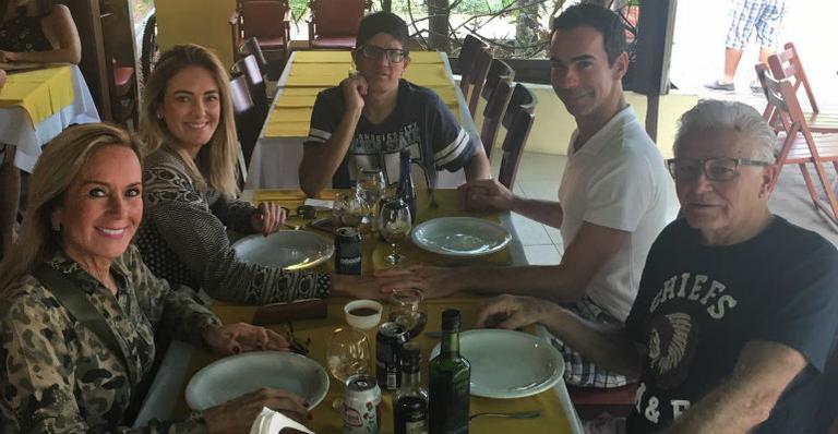 Helô Pinheiro curte férias com a família: “Vivendo na paz”