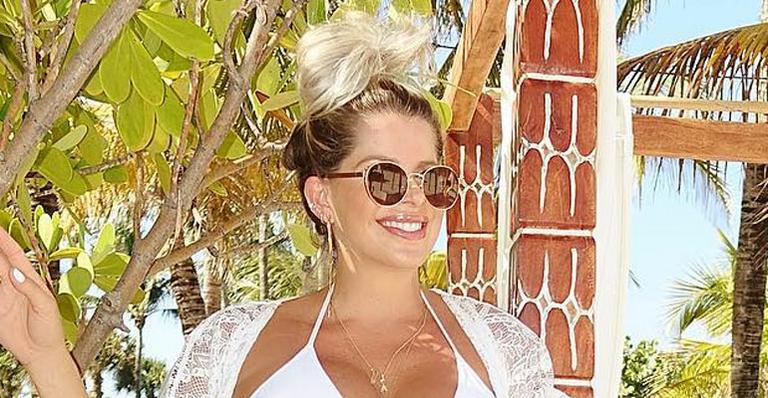 Em Miami, Karina Bacchi toma ducha na praia para aliviar o calor