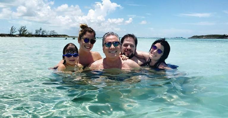 Roberto Justus curte as férias em família nas Bahamas