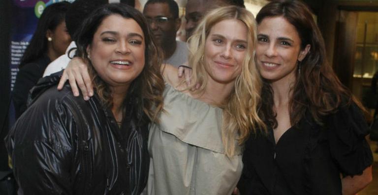 Preta Gil prestigia Carolina Dieckmann e Maria Ribeiro no teatro