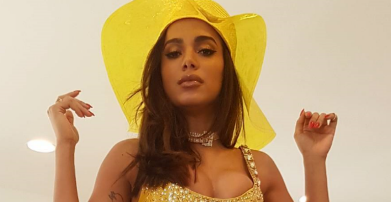 Anitta posa com maiô cavadíssimo e exibe boa forma
